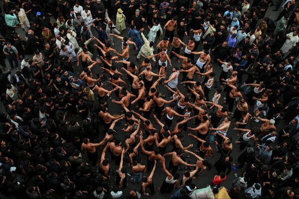 رویدادها و حوادث هفته گذشته از نگاه تصویر.مراسم سینه‌زنی شیعیان در لاهور. - اسپوتنیک ایران  