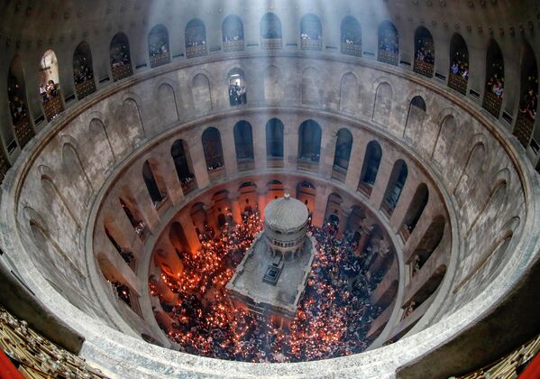 رویدادها و حوادث هفته گذشته از نگاه تصویر.آتش مقدس در کلیسای اورشلیم. - اسپوتنیک ایران  