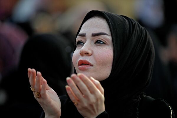 سایر کشورهای عربی و اسلامی منطقه نیز با پیروی از روز خاصی که توسط شورای عالی قضایی عربستان سعودی تعیین شده، آن روز را به عنوان روز عید فطر اعلام می‌کنند.جشن عید فطر در بغداد. - اسپوتنیک ایران  