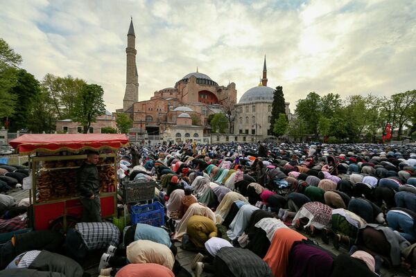 عید فطر یا عید روزه‌گشا یک جشن مذهبی است که توسط مسلمانان در سراسر جهان جشن گرفته می‌شود و نشان دهندهٔ پایان ماه رمضان و شروع ماه شوال از طلوع تا غروب خورشید است.استانبول ترکیه. - اسپوتنیک ایران  