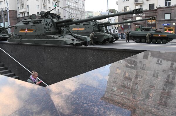 تمرین رژه به مناسبت 77-مین سالگرد پیروزی در جنگ جهانی دوم.سیستم توپخانه «مستا-اس» در خیابان مرکزی مسکو. - اسپوتنیک ایران  