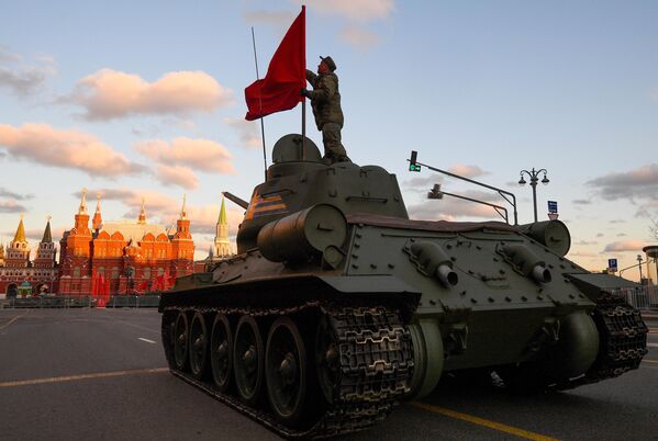 تمرین رژه به مناسبت 77-مین سالگرد پیروزی در جنگ جهانی دوم.تانک «ت-34-85» در خیابان مرکزی تورسکوی مسکو. - اسپوتنیک ایران  