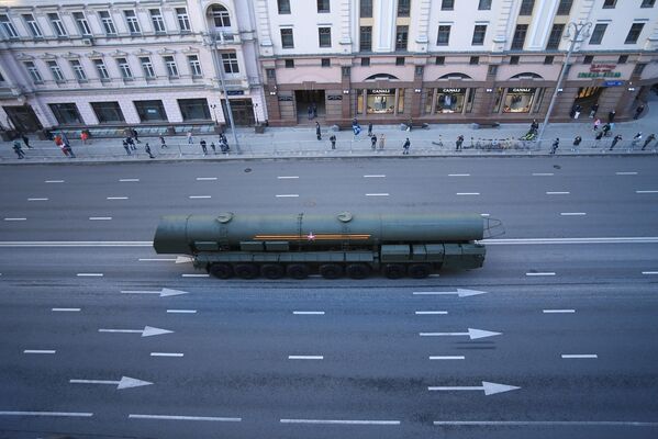 تمرین رژه به مناسبت 77-مین سالگرد پیروزی در جنگ جهانی دوم.سامانه موشکی «یارس» در خیابان مرکزی مسکو. - اسپوتنیک ایران  
