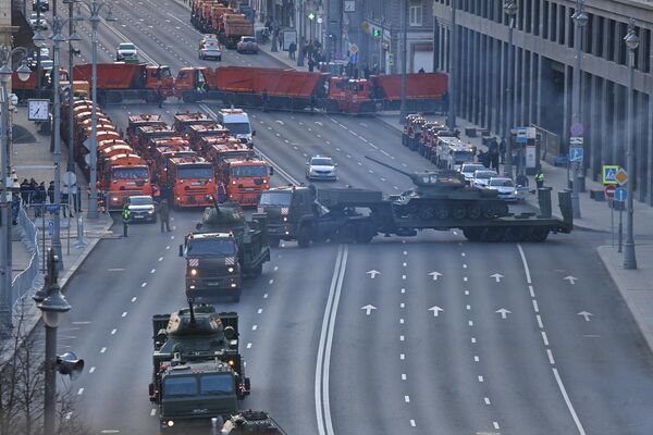 تمرین رژه به مناسبت 77-مین سالگرد پیروزی در جنگ جهانی دوم.تانک &quot;ت-34-85&quot; در خیابان مرکزی تورسکوی مسکو. - اسپوتنیک ایران  