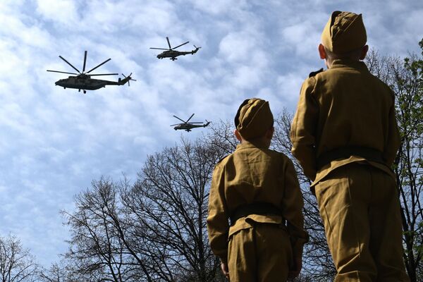 بالگرد ترابری چند منظوره Mi-26 و بالگرد تهاجمی Mi-24 در تمرین رژه نظامی هفتاد و هفتمین سالگرد پیروزی در جنگ بزرگ میهنی - اسپوتنیک ایران  