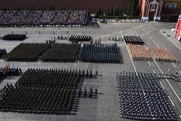 رژه نیروهای نظامی روسیه در تمرین رژه نظامی اختصاص داده شده به 77مین سالگرد پیروزی در جنگ بزرگ میهنی در میدان سرخ مسکو - اسپوتنیک ایران  