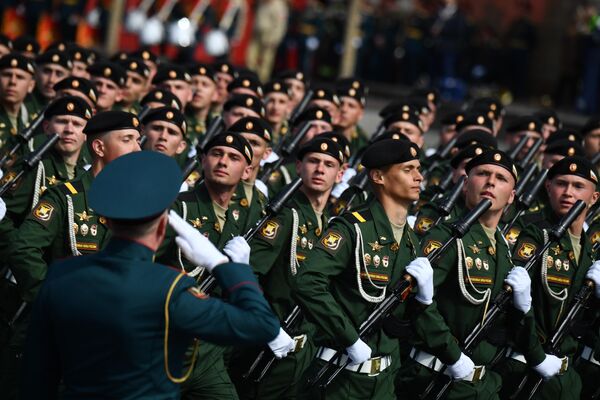 نیروهای نظامی روسیه در تمرین رژه نظامی به مناسبت 77 سالگرد پیروزی در جنگ بزرگ میهنی - اسپوتنیک ایران  