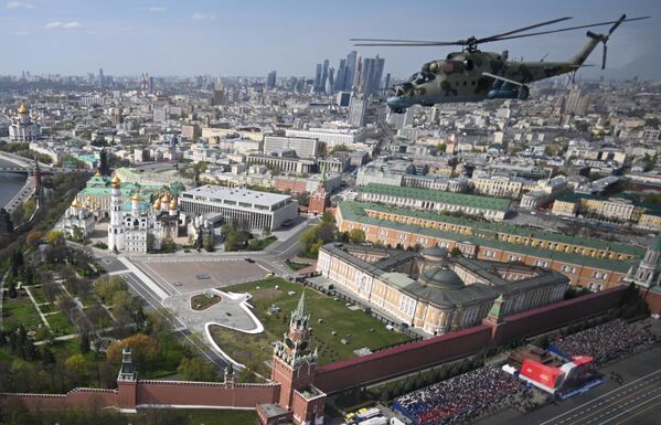 بالگرد تهاجمی Mi-24 در آخرین تمرین  رژه نظامی به مناسبت هفتاد و هفتمین سالگرد پیروزی در جنگ بزرگ میهنی بر فراز میدان سرخ مسکو  - اسپوتنیک ایران  