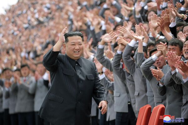 رویدادها و حوادث هفته گذشته از نگاه تصویر.کیم جونگ اون، رهبر کره شمالی در جشن اول ماه مه. - اسپوتنیک ایران  