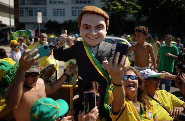 رویدادها و حوادث هفته گذشته از نگاه تصویر.عروسک رئیس جمهور برزیل در ریو د ژانیرو. - اسپوتنیک ایران  