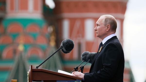 Владимир Путин выступает на военном параде в ознаменование 77-й годовщины Победы в Великой Отечественной войне на Красной площади в Москве - اسپوتنیک ایران  