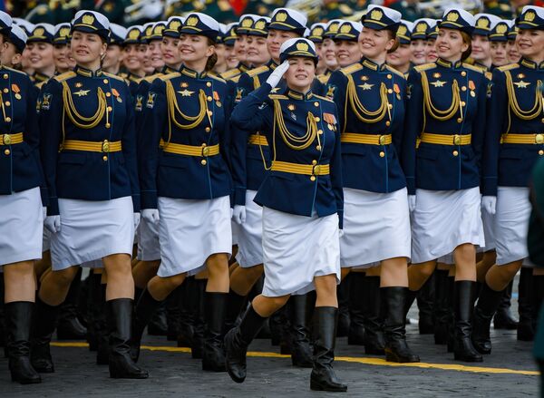 رژه پیروزی به مناسبت 77-مین سالگرد پیروزی در جنگ کبیر میهنی.رژه زنان از هنرستان نظام فدراسیون روسیه. - اسپوتنیک ایران  