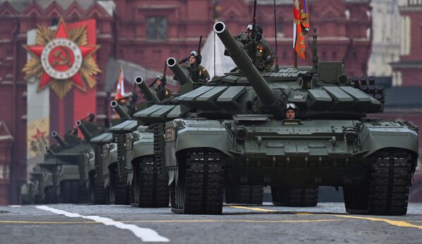 رژه پیروزی به مناسبت 77-مین سالگرد پیروزی در جنگ کبیر میهنی.تانک «ت-72» در رژه پیروزی در میدان سرخ مسکو. - اسپوتنیک ایران  