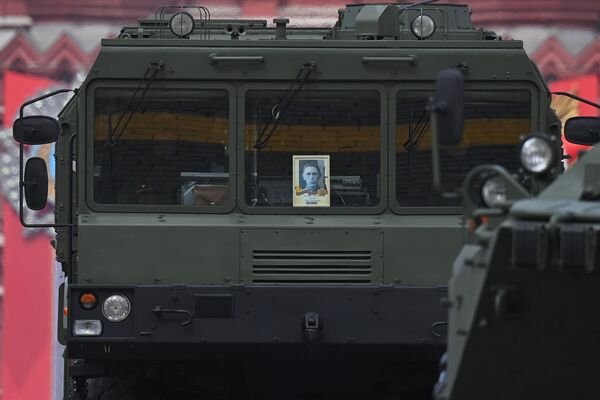 رژه پیروزی به مناسبت 77-مین سالگرد پیروزی در جنگ کبیر میهنی.سیستم «اسکندر-ام» در رژه پیروزی در میدان سرخ مسکو. - اسپوتنیک ایران  