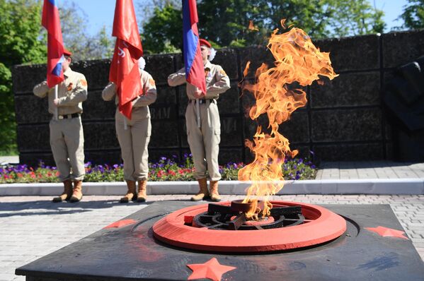 آتش جاودان در مراسم جشن ۷۷ مین سالگرد پیروزی در جنگ جهانی دوم در کنار مجسمه &quot;مشت ها&quot; برای قربانیان محاصره ماریوپل توسط فاشیست ها در سال های ۱۹۴۱ تا ۱۹۴۳ - اسپوتنیک ایران  