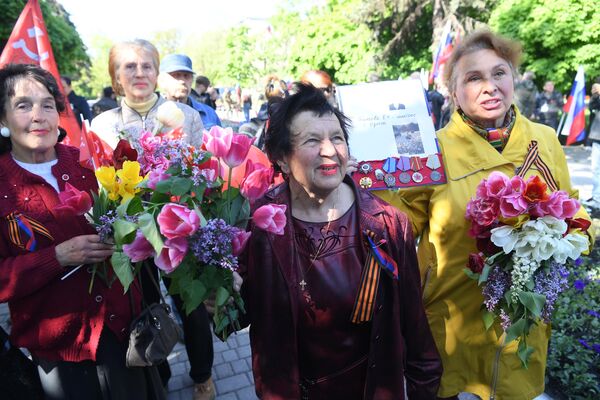 شرکت کنندگان در مراسم های جشن ها به مناسبت ۷۷مین  سالگرد پیروزی در جنگ جهانی دوم در ماریوپول - اسپوتنیک ایران  