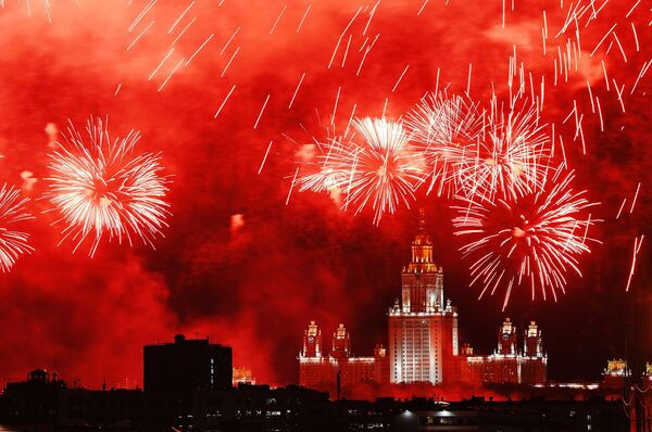 آتشبازی به مناسبت 77-مین سالگرد پیروزی در جنگ کبیر میهنی در مسکو. - اسپوتنیک ایران  