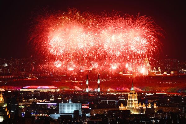 آتشبازی به مناسبت 77-مین سالگرد پیروزی در جنگ کبیر میهنی در مسکو.آسمان مرکز مسکو رنگارنگ شد. - اسپوتنیک ایران  