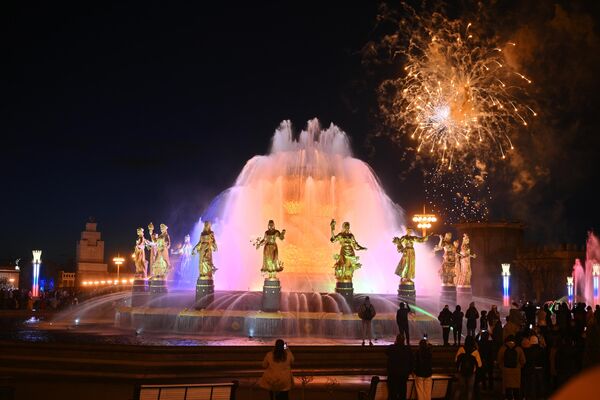 آتشبازی به مناسبت 77-مین سالگرد پیروزی در جنگ کبیر میهنی در مسکو. مرکز نمایشگاهی &quot;ودنخا&quot; مسکو. - اسپوتنیک ایران  
