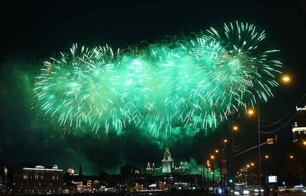 جشن آتشبازی به مناسبت 77-مین سالگرد پیروزی در جنگ کبیر میهنی، آسمان روسیه را نورانی کرد. - اسپوتنیک ایران  