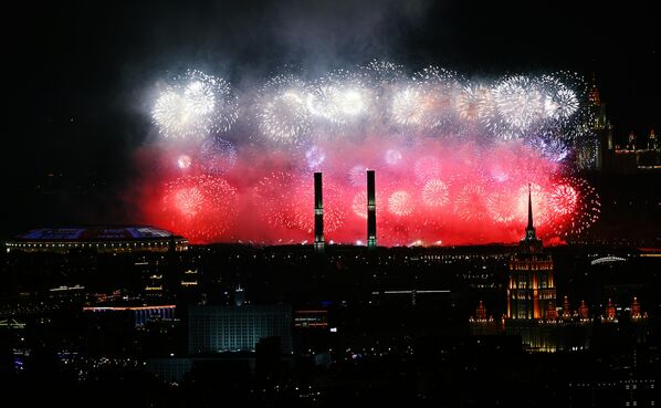 جشن آتشبازی به مناسبت 77-مین سالگرد پیروزی در جنگ کبیر میهنی، آسمان روسیه را نورانی کرد. - اسپوتنیک ایران  