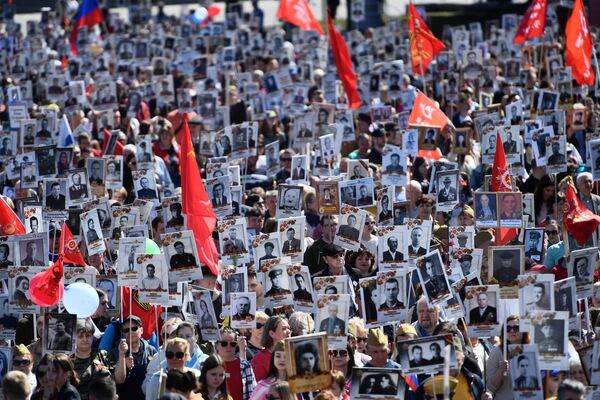به مناسبت 77- مین سالگرد پیروزی در جنگ جهانی دوم، شرکت کنندگان &quot;هنگ جاویدان&quot; در اقصی نقاط کره زمین به راهپیمایی پرداختند. یکاترینبورگ. - اسپوتنیک ایران  