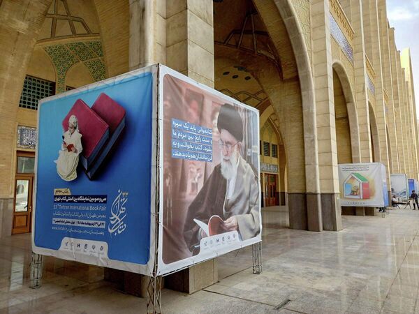 نمایشگاه بین‌المللی کتاب تهران نمایشگاه کتابی است که در میانهٔ اردیبهشت هر سال برگزار می‌شود. این نمایشگاه، یکی از بزرگترین رویدادهای فرهنگی در ایران است. - اسپوتنیک ایران  