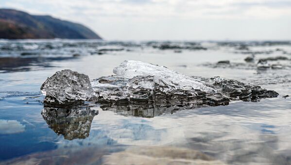 دریاچه بایکال، حاصل فروافتادگی زمین است. دریاچه بایکال بزرگترین منبع آب شیرین جهان به‌شمار می‌آید.بایکال یخ‌زده. - اسپوتنیک ایران  