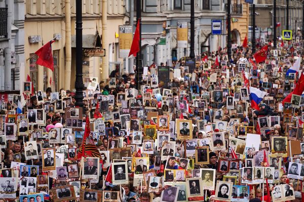 رویدادهای هفته به روایت تصویر.راهپیمایی «هنگ جاویدان» به مناسبت 77-مین سالگرد پیروزی در جنگ کبیر میهنی در مسکو. - اسپوتنیک ایران  