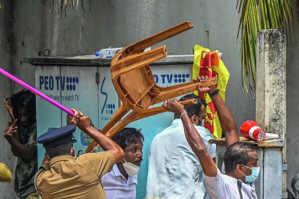 رویدادهای هفته به روایت تصویر.درگیری تظاهرکنندگان و پلیس در سریلانکا. - اسپوتنیک ایران  