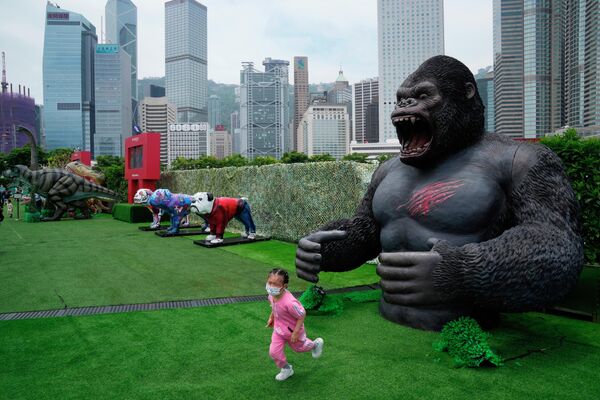رویدادهای هفته به روایت تصویر.مجسمه گوریل در پارکی در هنگ کنگ. - اسپوتنیک ایران  