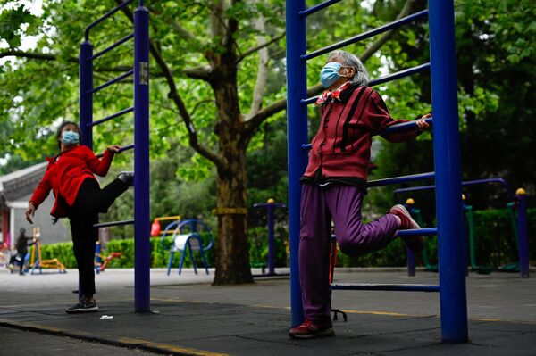رویدادهای هفته به روایت تصویر.تمرینات ورزشی در پارکی در پکن. - اسپوتنیک ایران  