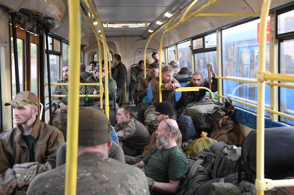 انتقال سربازان و شبه نظامیان تسلیم شده اوکراینی از کارخانه آزوفستال و رساندن آنها به بازداشتگاه - اسپوتنیک ایران  