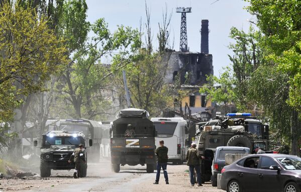 انتقال سربازان و شبه نظامیان تسلیم شده اوکراینی از کارخانه آزوفستال و رساندن آنها به بازداشتگاه - اسپوتنیک ایران  