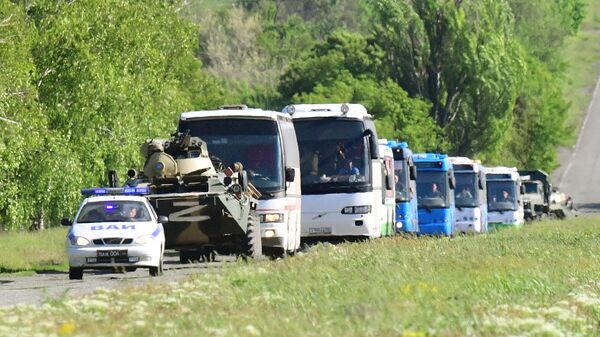 Вывоз сдавшихся в плен украинских военных и боевиков с Азовстали - اسپوتنیک ایران  