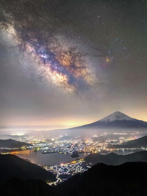 برندگان مسابقه عکاسی &quot;راه شیری&quot; 2022 میلادی.عکاس، تاکه‌موچی یوکی از ژاپن، قله فوجی زیر راه شیری. - اسپوتنیک ایران  