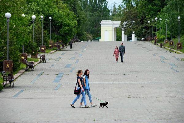 خرسون از نگاه خبرنگاران خارجی.پارک پیروزی در خرسون پس از آزادی منطقه توسط نظامیان روسیه. - اسپوتنیک ایران  