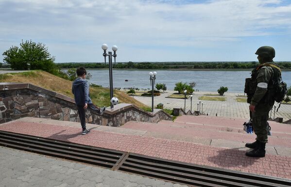خرسون از نگاه خبرنگاران خارجی.سربازان روسیه در حال نگهبانی در پارک ساحلی شهر. - اسپوتنیک ایران  