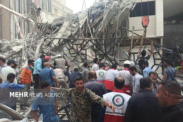 رئیس روابط عمومی اورژانس خوزستان از فوت سه نفر و مجروح شدن ۲۱ نفر در حادثه ریزش ساختمان متروپل در آبادان خبر داد. - اسپوتنیک ایران  
