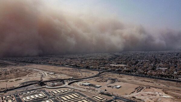 طوفان شن، شهرهای مختلف جهان را  به کام خود می کشاند.منظره حمله طوفان شن به کویت. - اسپوتنیک ایران  