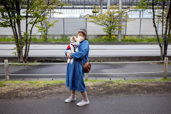 روز 21 ماه مه، مسافران با سگ های خود سوار قطار سریع السیر شینکانسن شدند تا طی یک سواری یک ساعته از توکیو به شهر تفریحی Karuizawa برسند.عکس که گرفتی، حالا بگذارم زمین، بروم سراغ دوستانم. - اسپوتنیک ایران  