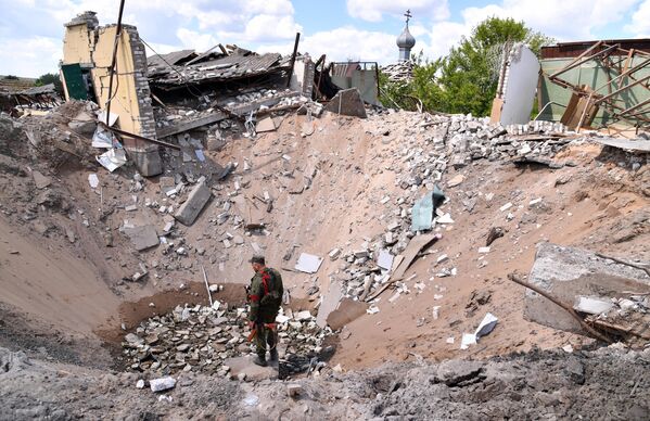 رویدادها و حوادث هفته‌ای که گذشتودهانه ای که بر اثر بمباران ارتش اوکراین در جمهوری لوهانسک ایجاد شده است. - اسپوتنیک ایران  