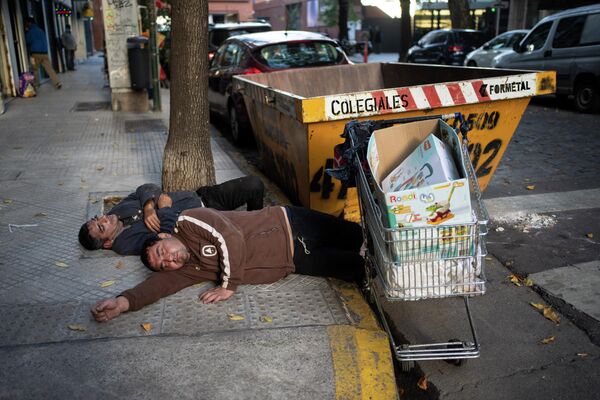 رویدادها و حوادث اخیر در جهان باعث فقیر شدن ساکنان زمین شده است.کارتون خواب ها در بوینس آیرس آرژانتین. - اسپوتنیک ایران  