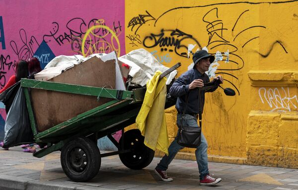 رویدادها و حوادث اخیر در جهان باعث فقیر شدن ساکنان زمین شده است.جمع آوری آشغال که کار 40 درصد مردم در بوگوتا شده است. - اسپوتنیک ایران  