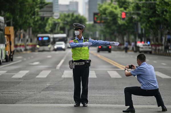 رویدادها و حوادث هفته گذشته از نگاه تصویر.پلیس راه در شانگهای. - اسپوتنیک ایران  