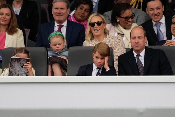 شاهزاده ویلیام، سمت راست، به همراه پسرش شاهزاده جورج و دخترش پرنسس شارلوت در مراسم جشن پلاتینیوم در خارج از کاخ باکینگهام در لندن. - اسپوتنیک ایران  