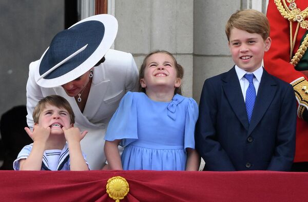 کاترین بریتانیا، دوشس کمبریج، با شاهزاده لوئیس کمبریج بریتانیا گفتگو می کند، در حالی که آنها در کنار شاهزاده شارلوت کمبریج و شاهزاده جورج کمبریج هستند. - اسپوتنیک ایران  