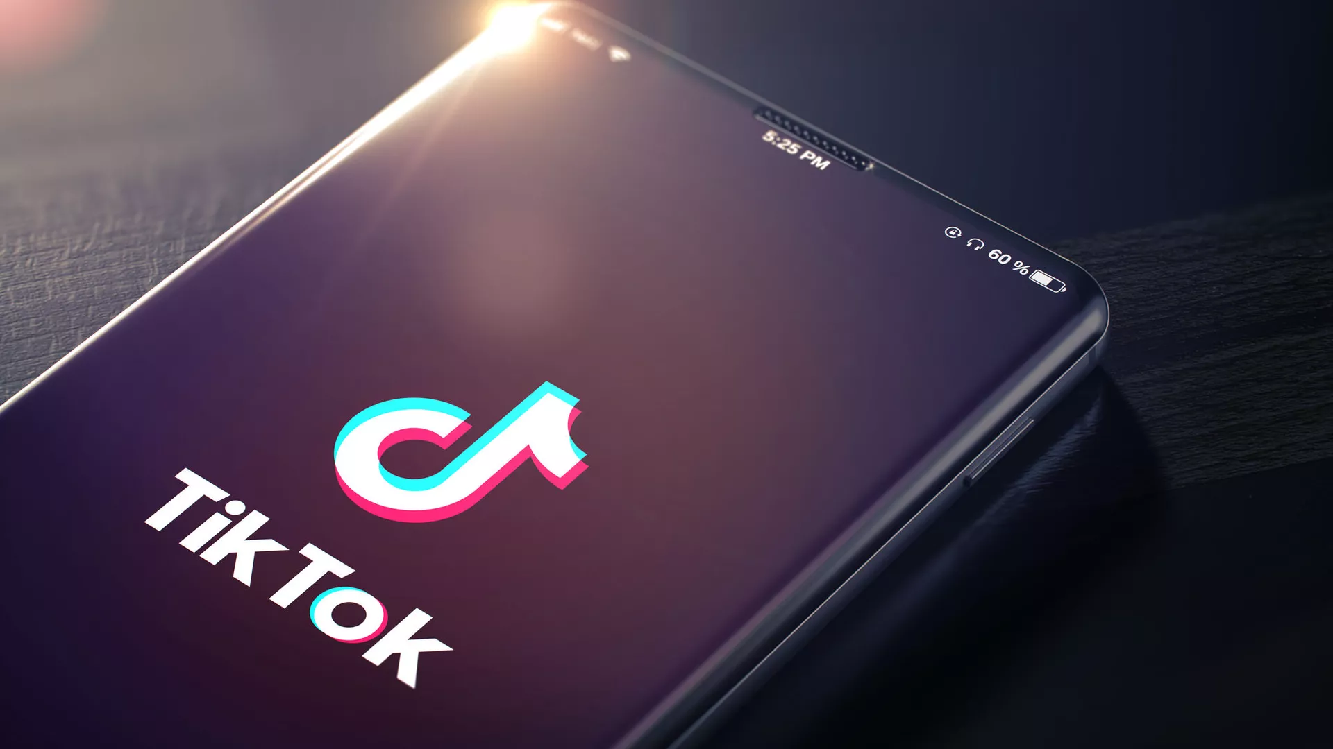 Тикток на экране мобильного телефона