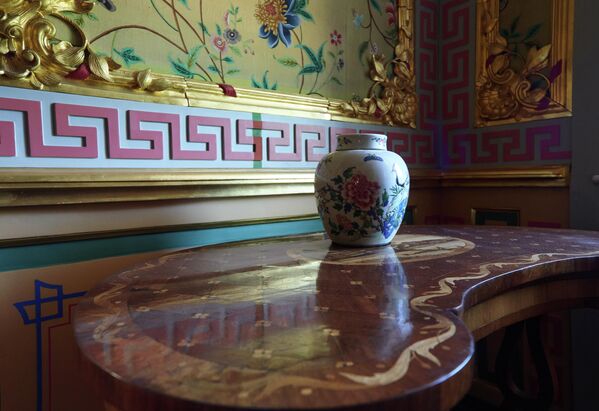 گلدان در اتاق چینی کاخ چین در مجموعه کاخ ها در «اورانین باوم» سن پیترزبورگ. - اسپوتنیک ایران  