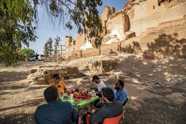 در سوریه گردشگری احیا می شود و توریست ها می توانند از امکان دیدن جاذبه های گردشگری در سوریه برخوردار شوند.قلعه باستانی کنار دریاچه، که زمانی توسط جهادگران برای انجام حملات مورد استفاده قرار می گرفت، به آرامی جایگاه خود را به عنوان یک مقصد فرهنگی برتر باز می یابد و بازدیدکنندگان را از سراسر سوریه جنگ زده به خود جذب می کند. خانواده‌ها در زیر آفتاب داغ ژوئن عکس گرفتند، برخی روی دیوار آجری باستانی مشرف به کناره‌های دریاچه اسد، یک مخزن مصنوعی در استان رقه در شمال سوریه نشسته‌اند. - اسپوتنیک ایران  